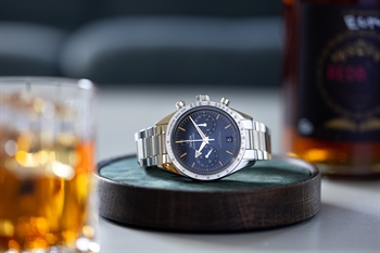 Uhrenständer aus dunkler Eiche - platzieren Sie Ihre Uhr mit Stil! - verschiedene Lederfarben