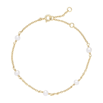 Armband mit fünf weißen Perlen auf einer feinen, goldfarbenen Kette mit kleinen Gliedern.