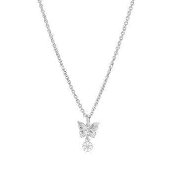 Halskette mit Schmetterlingsanhänger über Blumenanhänger, an einfacher Gliederkette.