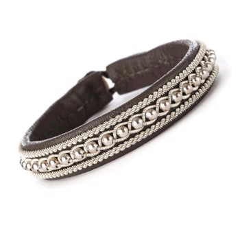 BeChristensen Hella Handgewebtes Sami-Armband in braun mit silbernen Perlen