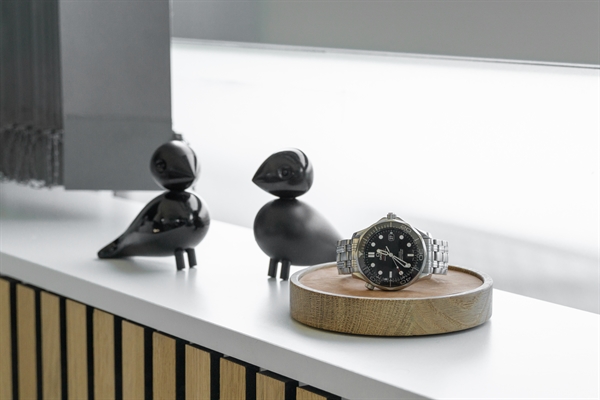 Uhrenständer aus natur Eiche - platzieren Sie Ihre Uhr mit Stil! - verschiedene Lederfarben