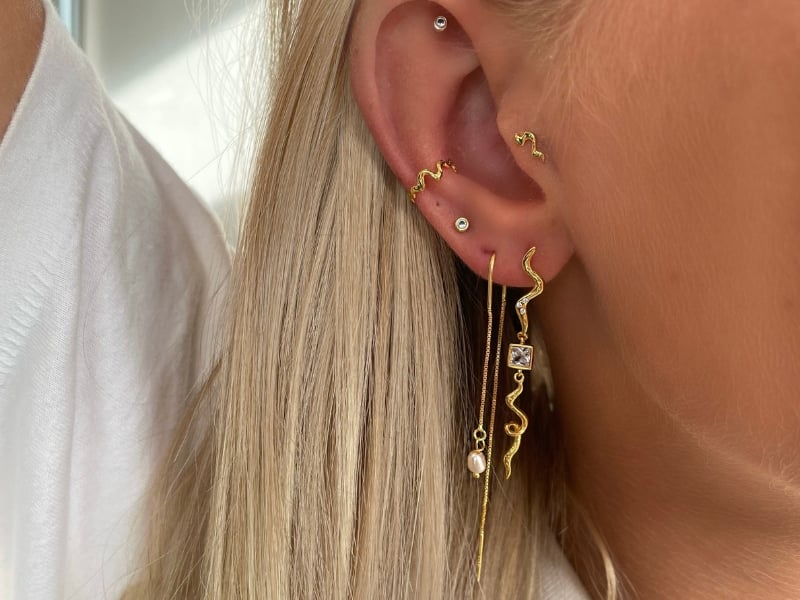 HolidayQbee Goldene Ohrringe Mit Schleife & Kirsche - Süßes Design Für Damen & Mädchen