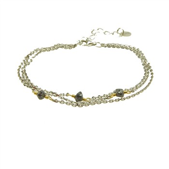 Dreireihiges Armband mit silbernen Ketten, goldenen Akzenten und dunklen Rohdiamanten.