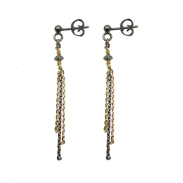 Lange Ohrringe mit gold- und schwarz rhodinierten Ketten, rauen Diamanten, zweifarbiges Design.