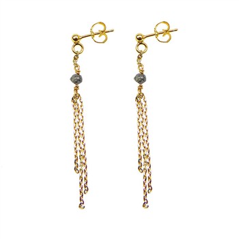Lange, elegante Ohrringe mit goldplattierten Ketten und anthrazitfarbenem Rohdiamant in der Mitte.