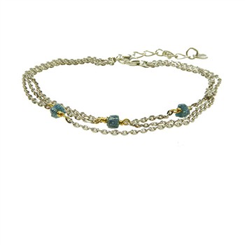 Dreireihiges Armband mit türkis-grünen Steinen, goldenen Akzenten und Verlängerungskette.
