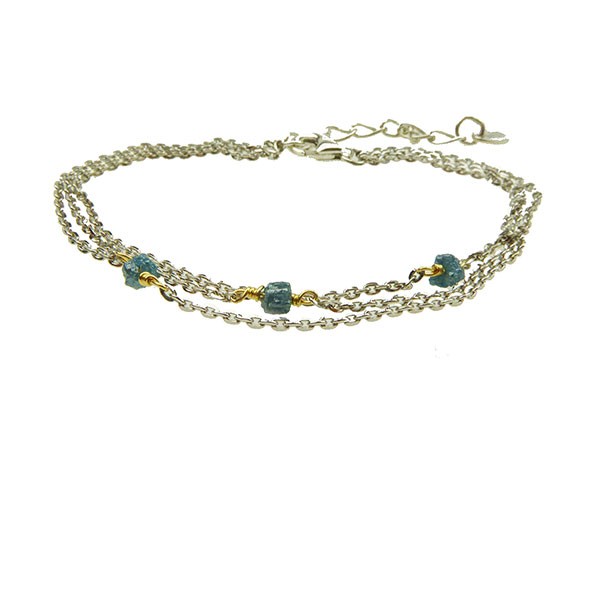 Dreireihiges Armband mit türkis-grünen Steinen, goldenen Akzenten und Verlängerungskette.