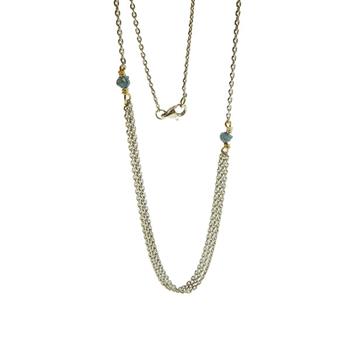 Dreireihige Kette mit silbernen und goldenen Strängen, verziert mit blau-grünen Rohdiamanten.