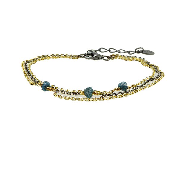 Dreireihiges Armband mit blau-grünen Rohdiamanten, goldenen und schwarzen Ketten, Karabinerverschluss.