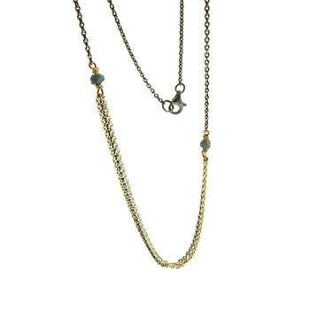 Zweifarbige Kette mit Gold und Rhodium, drei Stränge, blau-grüne Rohdiamanten als Akzente.