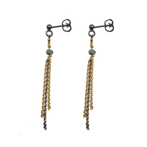 Elegante Ohrringe mit goldenen und rhodinierten Ketten, blau-grüne Rohdiamanten oben.