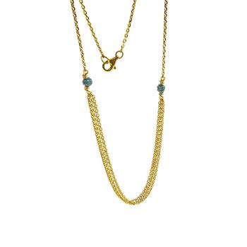 Goldene Halskette mit dreifachem Strang, blau-grünen Steinen und Karabinerverschluss.