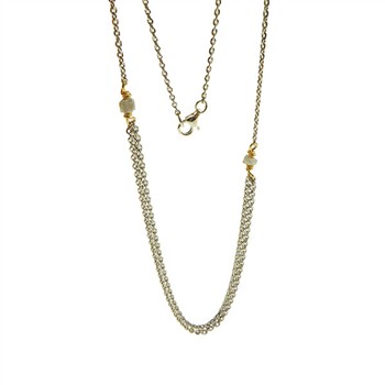 Elegante Halskette mit dreifachem Silberstrang, grauen Rohdiamanten und goldenen Akzenten.