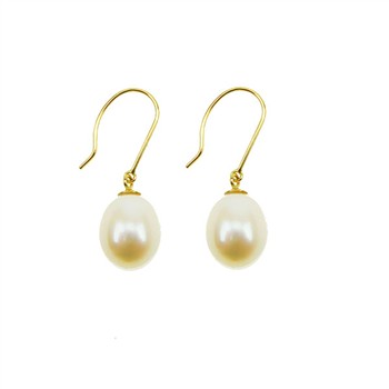Elegante Ohrringe mit ovalen, cremefarbenen Perlen an goldfarbenen, gebogenen Haken.