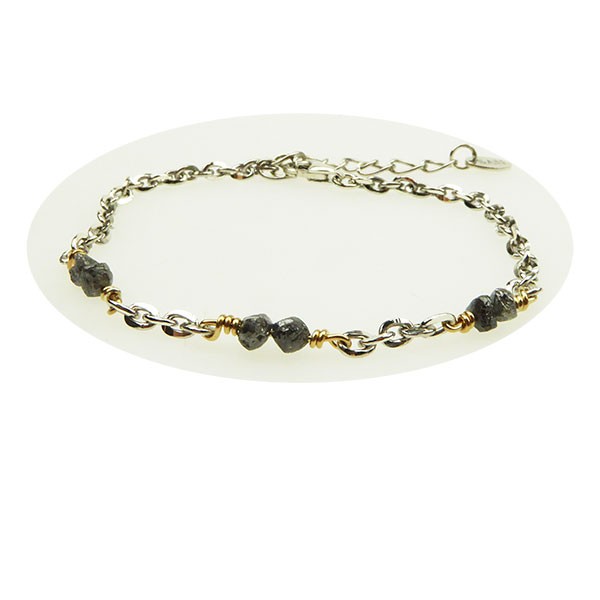 Feines Armband mit silber-goldener Kette, rauen Steinen und Verlängerung auf weißem Hintergrund.