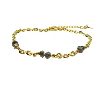 Goldfarbenes Armband mit drei dunklen Rohdiamanten, glänzender Gliederkette und Verlängerung.