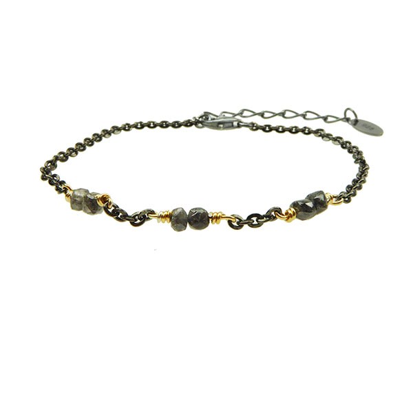 Armband mit dunkler Kette, goldenen Akzenten, grauen Rohsteinen und Verlängerungskette.