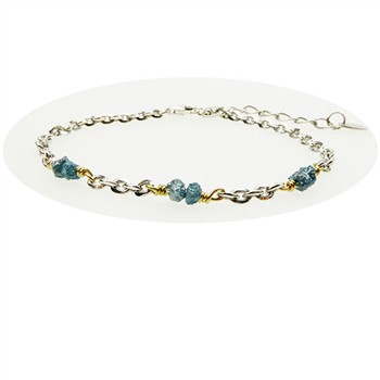 Feines Armband mit silber-goldener Kette, blau-grünen Rohdiamanten und Verlängerungskette.