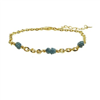 Goldarmband mit drei rauen blau-grünen Steinen, glänzende Kette, Verlängerungskette am Ende.