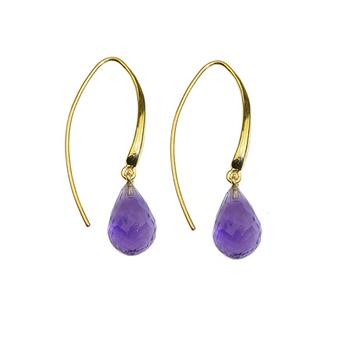 Ohrringe mit tränenförmigem Amethyst in einer vergoldeten Fassung, hängend.