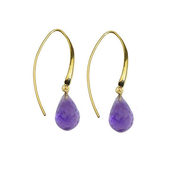 Ohrringe mit tränenförmigem Amethyst in einer vergoldeten Fassung, hängend.