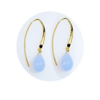 Vergoldete Ohrringe mit blauen tropfenförmigen Chalcedonperlen, elegant geschwungenes Design.