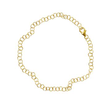 Goldfarbenes Armband mit kreisförmigen Kettengliedern und Hummerverschluss auf weißem Hintergrund.