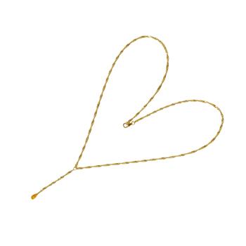 Goldene, gedrehte Halskette in Herzform mit kleinem bernsteinfarbenem Stein auf weißem Hintergrund.