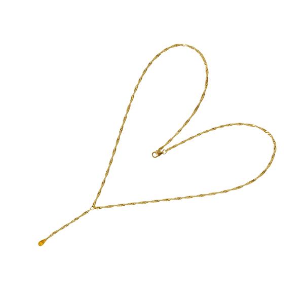 Goldene, gedrehte Halskette in Herzform mit kleinem bernsteinfarbenem Stein auf weißem Hintergrund.