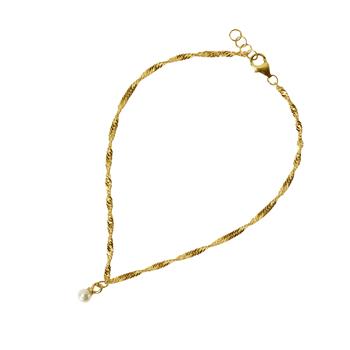 Feines, goldfarbenes Armband mit gedrehtem Muster, Perlenanhänger und verstellbarem Verschluss.