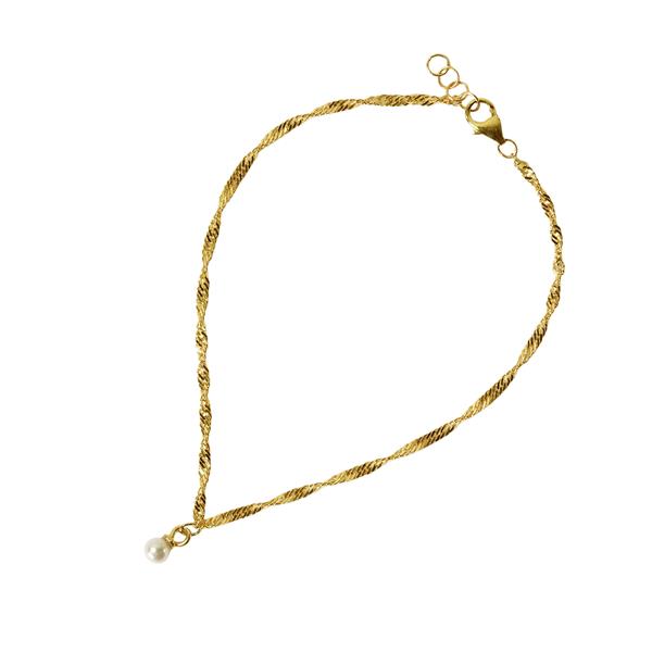 Feines, goldfarbenes Armband mit gedrehtem Muster, Perlenanhänger und verstellbarem Verschluss.