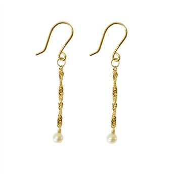 Goldene Ohrhänger mit gedrehten Ketten und Perlen, Hakenverschluss, elegant und symmetrisch.
