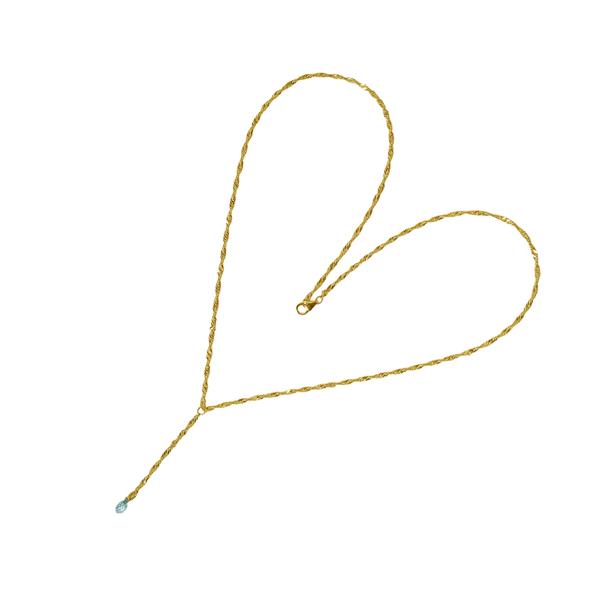 Herzförmige, goldene Kette mit hellblauem Topasanhänger und sichtbarem Verschluss.
