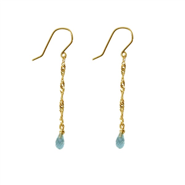 Elegante Hängeohrringe mit gedrehter Goldkette und hellblauem Topas-Tropfen.