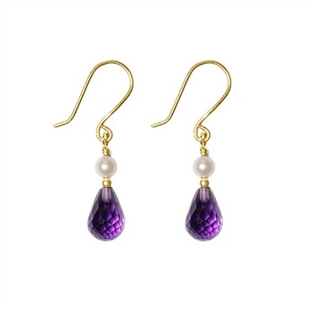 Elegante Ohrhänger mit goldenen Haken, weißen Perlen und violetten Amethysten vor weißem Hintergrund.