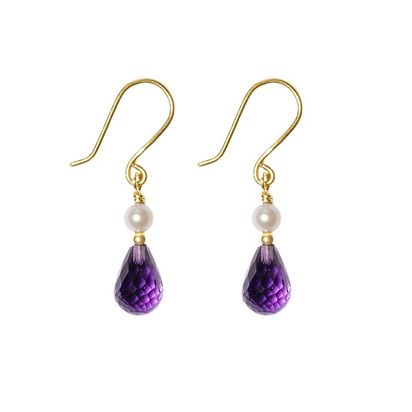 Elegante Ohrhänger mit goldenen Haken, weißen Perlen und violetten Amethysten vor weißem Hintergrund.