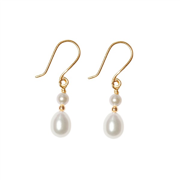 Elegante Ohrringe mit goldenen Haken, kleiner runder Perle oben und größerer tropfenförmiger Perle unten.