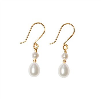 Elegante Ohrhänger mit goldenen Haken, kleiner runder und größerer tropfenförmiger Süßwasserperle.