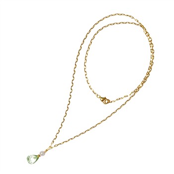 Goldene Kette mit grünem Steinanhänger und weißer Perle, sichtbarer Verschluss, geschwungene Form.