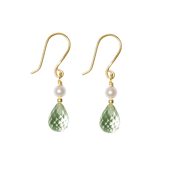 Elegante Ohrringe mit goldenen Haken, weißen Perlen und grünen Amethyst-Tropfen.