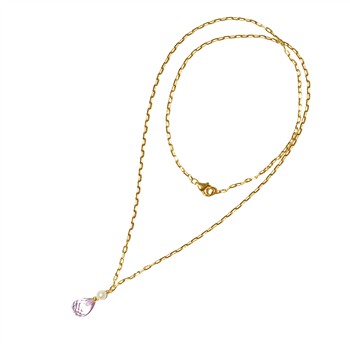 Goldene Kette mit rosa Amethyst-Tropfenanhänger und weißer Perle, sichtbarer Verschluss.