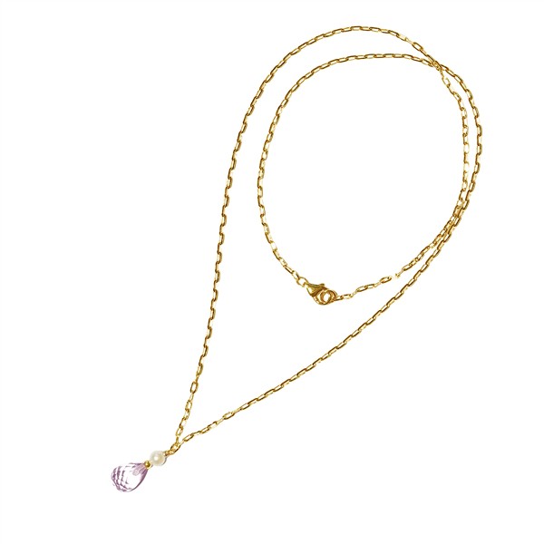 Goldene Kette mit rosa Amethyst-Tropfenanhänger und weißer Perle, sichtbarer Verschluss.