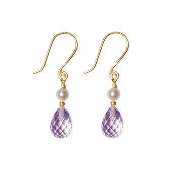 Goldene Ohrringe mit weißer Perle und facettiertem, tropfenförmigem rosa-violettem Amethyst.