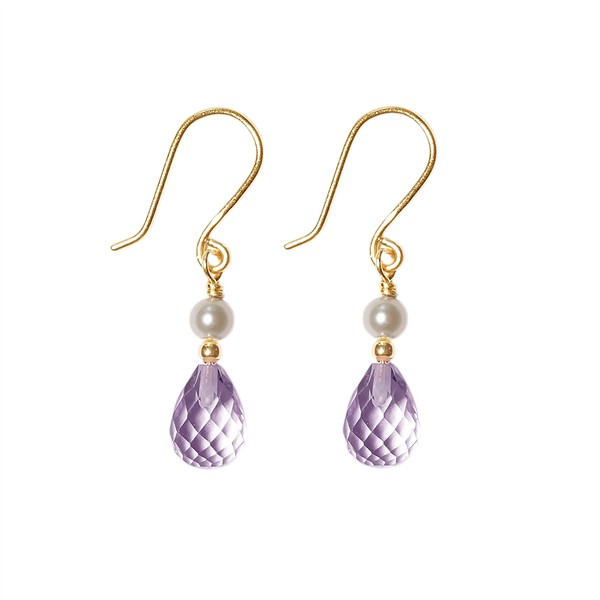 Goldene Ohrringe mit weißer Perle und facettiertem, tropfenförmigem rosa-violettem Amethyst.