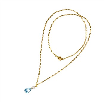 Goldkette mit blauem Topasanhänger und weißer Perle, elegant präsentiert.