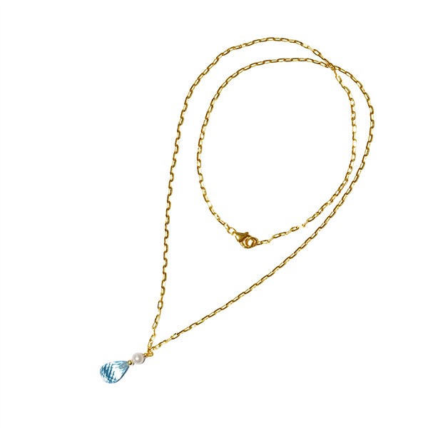 Goldene Halskette mit hellblauem Topas und weißer Perle, auf weißem Hintergrund.