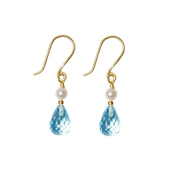 Goldene Ohrringe mit runden weißen Perlen und blauen, facettierten Tropfensteinen.