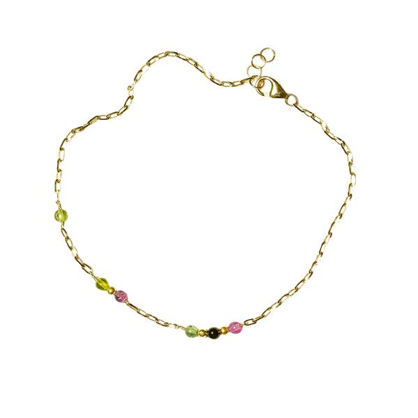 Feine Goldkette mit bunten Pastellsteinen und Verschluss mit Verlängerung auf weißem Hintergrund.