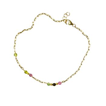 Feines goldenes Armband mit rosa und gelbgrünen Steinen, Karabinerverschluss, auf weißem Hintergrund.
