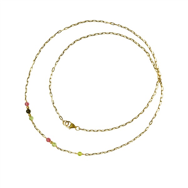 Feine goldene Kette mit rosa und grünen Steinen, kreisförmig auf weißem Hintergrund angeordnet.